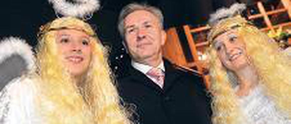 (H)erzengel. Wenn Lichtgestalten gen Erde streben, müssen sie flankiert sein. Foto: dpa