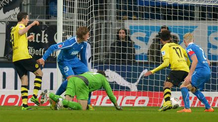 Der Hoffenheimer Torwart Grahl patzt für den 1:2.