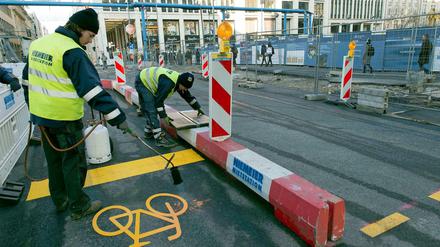 Eingebrannt. Arbeiten markieren die Spuren. Nun rollt hier wieder der Verkehr, allerdings nur in eine Richtung.