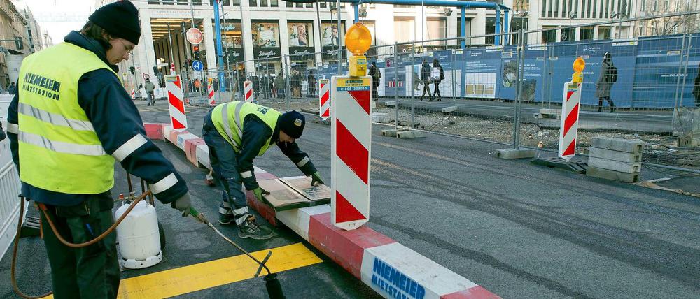 Eingebrannt. Arbeiten markieren die Spuren. Nun rollt hier wieder der Verkehr, allerdings nur in eine Richtung.