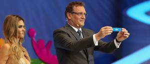Ziehung mit Fragezeichen. Moderatorin Fernanda Lima und Fifa-Generalsekretär Jérome Valcke losten am vergangenen Freitag die WM-Gruppen aus. Was sich dabei hinter dem überdimensionierten Pult abspielte, war bei der Liveübertragung nicht zu ergründen.