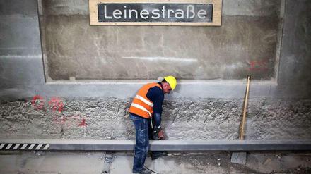 Sie sind dann etwas länger hier: die Arbeiter auf dem U-Bahnhof.