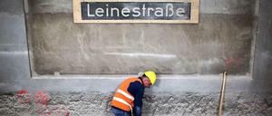 Sie sind dann etwas länger hier: die Arbeiter auf dem U-Bahnhof.