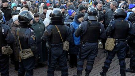 In der Ukraine sind am Samstag Zehntausende Anhänger von Präsident Viktor Janukowitsch auf die Straße gegangen.