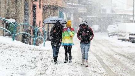Winterlandschaft. Drei Frauen laufen durch die Straßen von Majdal Shams, einer Stadt an der israelisch-syrischen Grenze. Foto: dpa