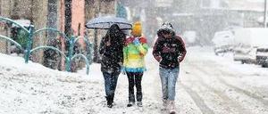 Winterlandschaft. Drei Frauen laufen durch die Straßen von Majdal Shams, einer Stadt an der israelisch-syrischen Grenze. Foto: dpa