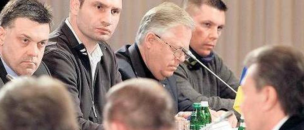 Die ukrainischen Oppositionsführer, darunter Vitali Klitschko (Mitte oben), am „Runden Tisch“ im Gespräch mit Staatspräsident Viktor Janukowitsch (rechts unten).