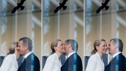 Bettina und Christian Wulff begrüßen sich im Landgericht Hannover.