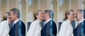 Bettina und Christian Wulff begrüßen sich im Landgericht Hannover.