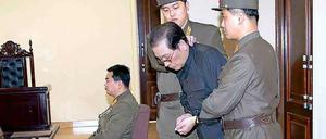 In demütiger Haltung wurde Jang Song Thaek vor "Gericht" präsentiert, ehe er verurteilt und auch gleich hingerichtet wurde.