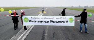 Leinen los? Wär' nicht so eine gute Idee. Demonstranten markieren ihr Revier.