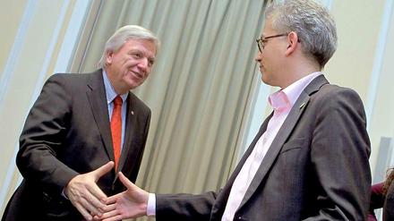 Die hessischen Parteivorsitzenden Volker Bouffier (CDU, links) und Tarek Al-Wazir (Bündnis 90/Die Grünen). 