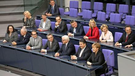 Die Regierungsbank ist komplett. Die große Koalition kann endgültig mit der Arbeit beginnen.