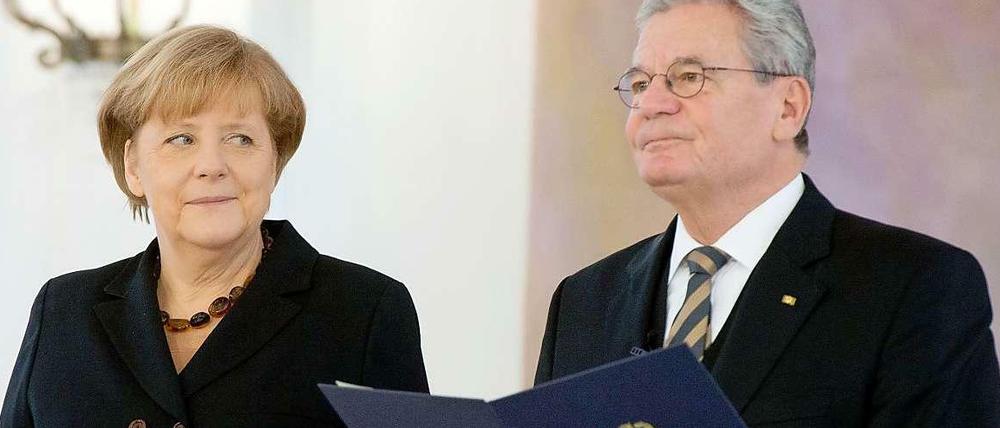 Bundespräsident Joachim Gauck überreicht am Dienstag im Schloss Bellevue in Berlin die Ernennungsurkunde an die wiedergewählte Bundeskanzlerin Angela Merkel (CDU).