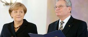 Bundespräsident Joachim Gauck überreicht am Dienstag im Schloss Bellevue in Berlin die Ernennungsurkunde an die wiedergewählte Bundeskanzlerin Angela Merkel (CDU).