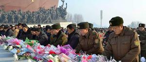 Nordkorea zelebrierte am Dienstag den zweiten Todestag des früheren Machthabers Kim Jong Il sowie den zweiten Jahrestag der Machtübernahme durch dessen heute 30 Jahre alten Sohn. 