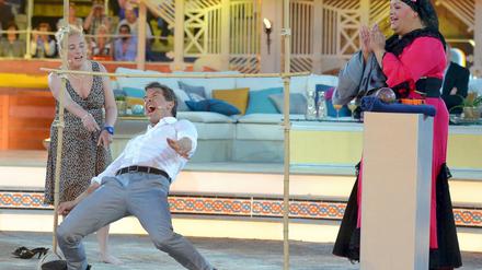 Die Lanz hängt tief: Moderator Markus Lanz beim Limbo-Tanzen zur "Wetten, dass"-Mallorca-Ausgabe