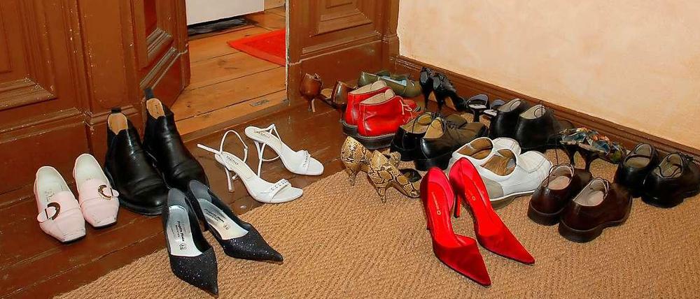 Aber immerhin schön ordentlich aufgereiht! Blick in einen Berliner Hausflur.