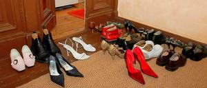 Aber immerhin schön ordentlich aufgereiht! Blick in einen Berliner Hausflur.