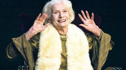 Grande Dame. Inge Keller als Gnädige Frau in den „Zofen“ am Deutschen Theater im Jahr 2003. Foto: imago