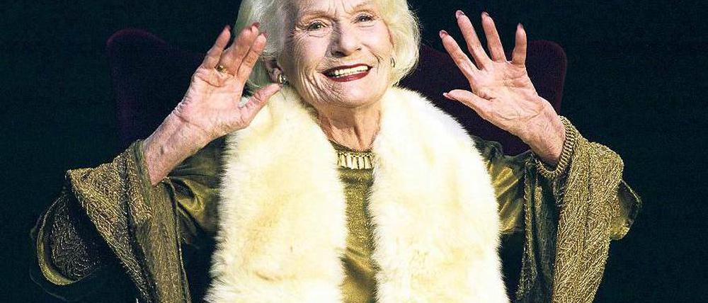 Grande Dame. Inge Keller als Gnädige Frau in den „Zofen“ am Deutschen Theater im Jahr 2003. Foto: imago