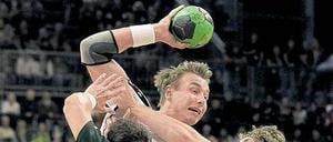 Berliner Beton. Zu den Stärken der Füchse (Bartlomiej Jaszka, links, und Colja Löffler) zählt auch in dieser Saison wieder kompromisslose Defensivarbeit. 