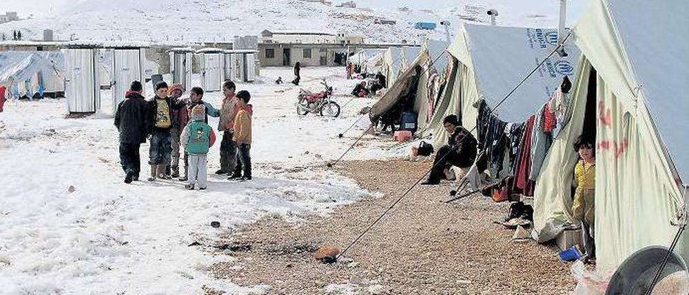 Der Winter wird für die syrischen Flüchtlinge, die im libanesischen Bekaa-Tal in provisorischen Zelten leben, zu einer neuen Herausforderung. Foto: dpa