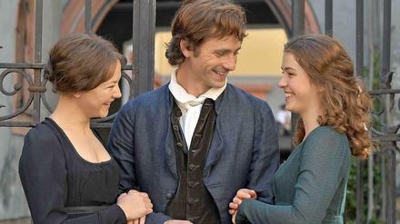 Menage à trois. Szene aus "Die geliebten Schwestern", mit Hannah Herzsprung als Caroline von Beulwitz, Florian Stetter als Schiller und Henriette Confurius als Charlotte Lengfeld. 