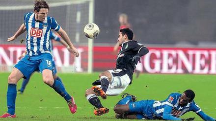 Richtig so! Herthas Peter Niemeyer (links) animierte die Mitspieler auch mal zum Grätschen, wie hier Adrian Ramos (rechts.). Foto: dpa