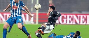 Richtig so! Herthas Peter Niemeyer (links) animierte die Mitspieler auch mal zum Grätschen, wie hier Adrian Ramos (rechts.). Foto: dpa