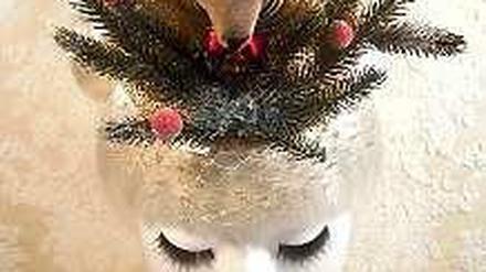 Kopfschmuck mit Geweih. Die Designerin Jasmin the Strange entwirft auch Hüte für's Weihnachtsfest.