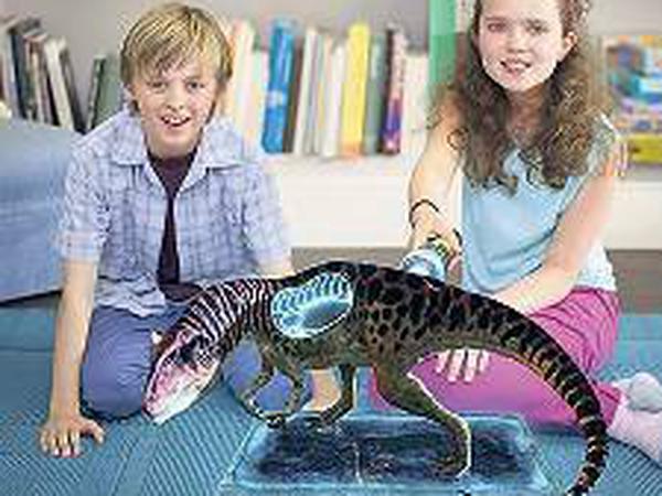 Das Playstation-Spiel „Dinosaurier: Im Reich der Giganten“ lässt die Urzeitmonster mit optischen Tricks auf dem TV-Gerät erscheinen.