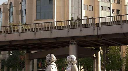 Musliminnen vor der Kreuzberger Moschee Wiener Ecke Skalitzer Straße