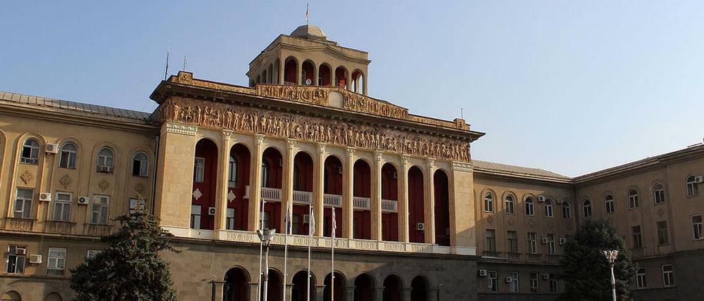 Das Hauptverwaltungsgebäude des Metallurgischen Stahlwerkes in der ehemaligen Industriestadt Rustawi.