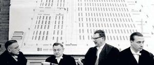 154 Tage, 359 Zeugen. Die Staatsanwälte vor einer Lagerskizze von Auschwitz. Foto: p-a/dpa