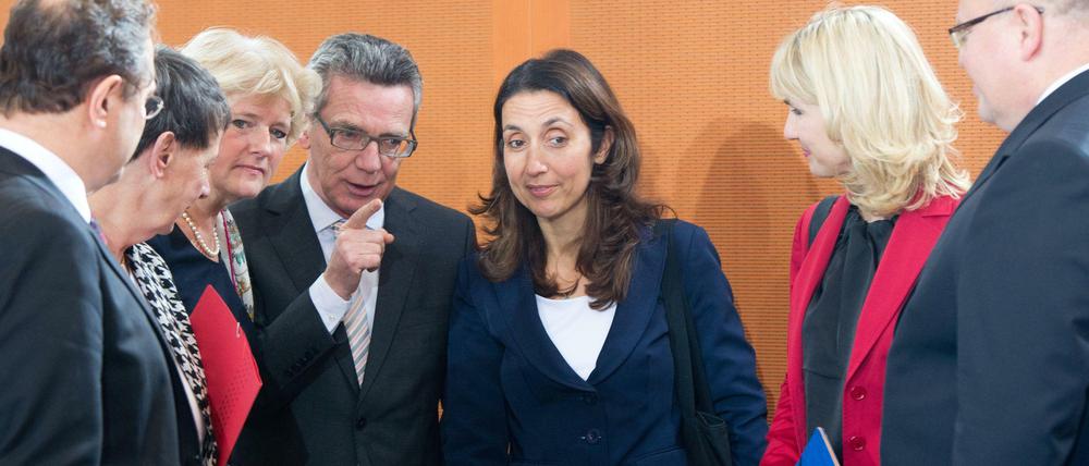 Aydan Özoguz, neue Staatsministerin für Integration, im Kreise von Kabinettskollegen