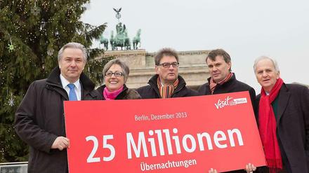 Persönliche Ansprache. Klaus Wowereit freut sich mit Christel und Hans Pröbstl (v.l.n.r.), die der Stadt die 25-millionste Übernachtung bescheren – zumindest symbolisch.