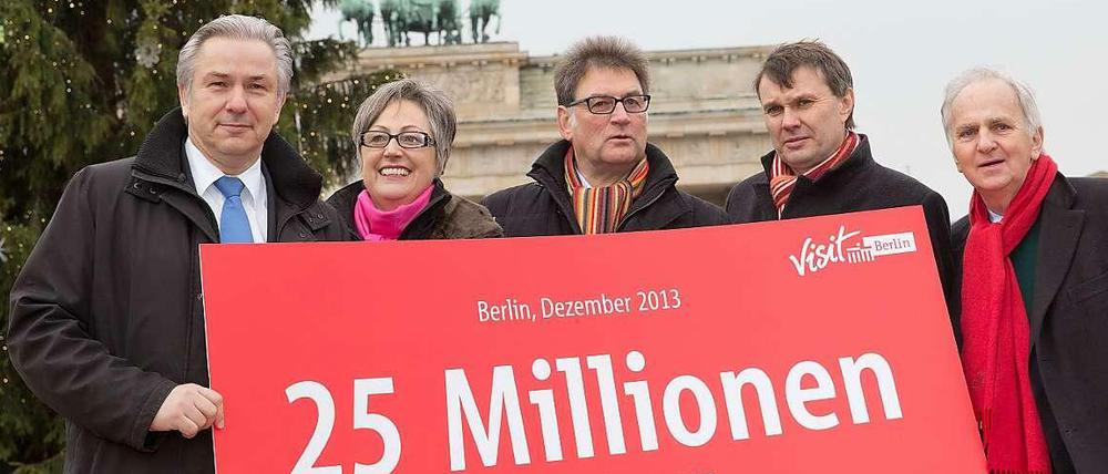 Persönliche Ansprache. Klaus Wowereit freut sich mit Christel und Hans Pröbstl (v.l.n.r.), die der Stadt die 25-millionste Übernachtung bescheren – zumindest symbolisch.