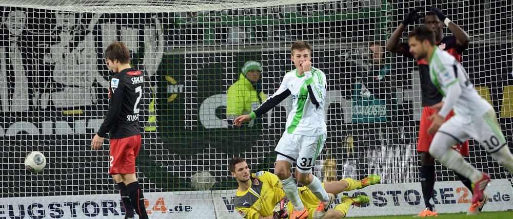 Der Wolfsburger Robin Knoche (m.) jubelt das Tor zum 2:0