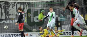 Der Wolfsburger Robin Knoche (m.) jubelt das Tor zum 2:0