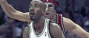 Seine nische - die Ecke des Spielfelds: Bruce Bowen (v.).