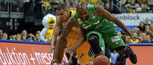 Raufen um den Ball. Albas Nationalspieler Alex King wirft sich dem Objekt der Begierde hinterher.