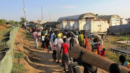 Zivilisten suchen Schutz in der UN-Mission in der Republik Südsudan.