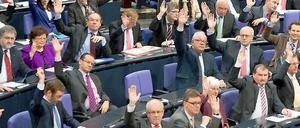 Mit neuer und großer schwarz-roter Mehrheit - hier ein Blick auf die Unionsfraktion - wird der Bundestag beschließen, die Senkung der Rentenbeiträge auszusetzen. Am Donnerstag war im Parlament erste Lesung des dafür nötigen Gesetzes. 
