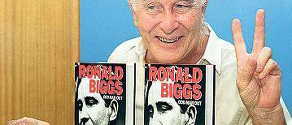 Ronnie Biggs bei der Vorstellung seines Buches 1994 in Rio de Janeiro. Foto: AFP