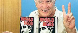 Ronnie Biggs bei der Vorstellung seines Buches 1994 in Rio de Janeiro. Foto: AFP