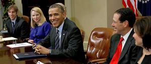 Gute Miene zum geheimen Spiel. Barack Obama (M.) diskutiert die NSA-Affäre mit Vertretern der Tech-Größen, wie zum Beispiel Yahoo-Chefin Marissa Mayer (2. v. l.) und AT&T-Boss Randall Stephenson.