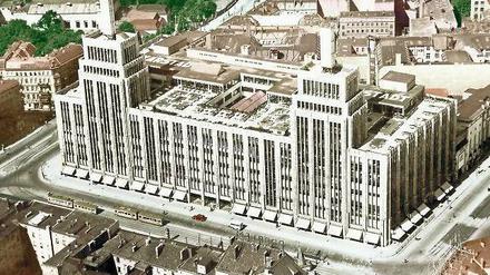 Prachtvoll. Ab 1929 galt Karstadt am Hermannplatz als modernstes Warenhaus Europas. Der im Krieg zerstörte Altbau maß mit Türmen und Lichtmasten 71 Meter. 