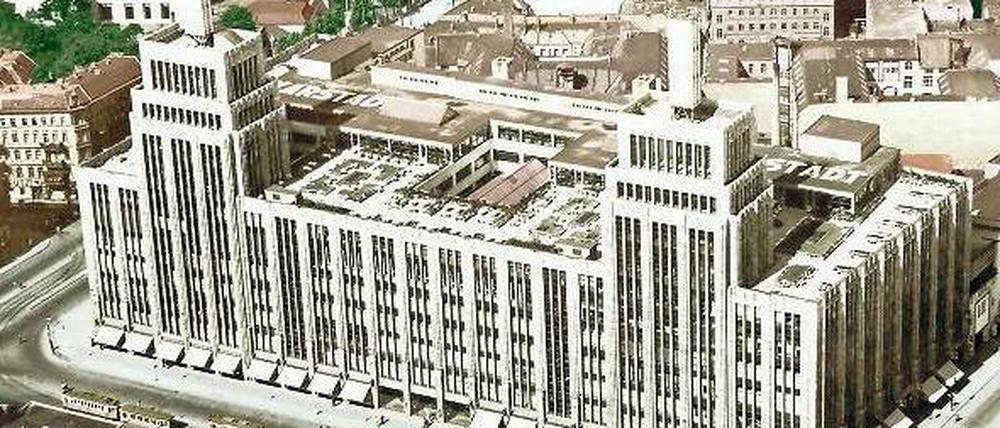 Prachtvoll. Ab 1929 galt Karstadt am Hermannplatz als modernstes Warenhaus Europas. Der im Krieg zerstörte Altbau maß mit Türmen und Lichtmasten 71 Meter.