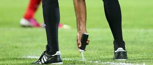 Legales Sprayen: Schiedsrichter Sandro Meira Picci bei der U20-WM im vergangenen Sommer.